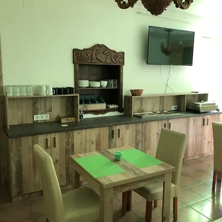 Bed & Breakfast Kerekes Panzio Es Etterem *